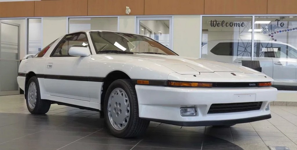 Знаменита капсула часу: на продаж виставлено культову Toyota 80-х у …