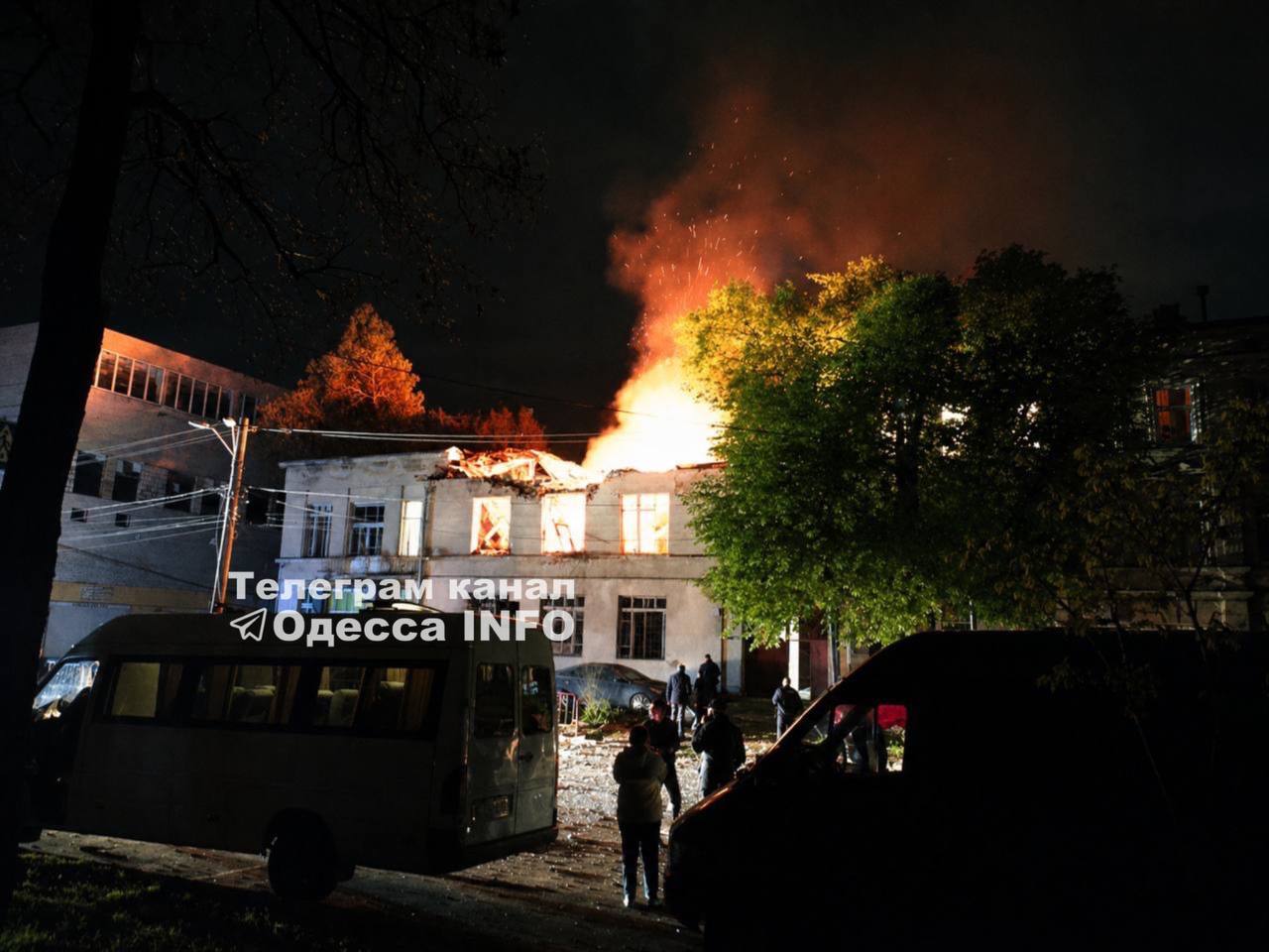 Знову важка ніч в Одесі – через дронову атаку горіли …
