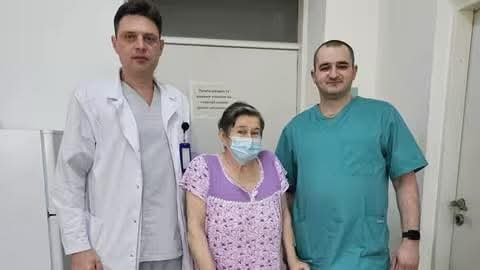 Знову на власних ногах: в Ужгороді лікарі врятували 73-річну пацієнтку …