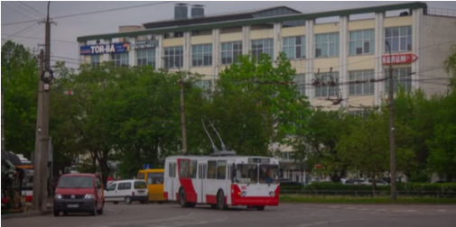 Знов на лінії: у Луцьку повернули на маршрут 35-річний тролейбус (фото)
