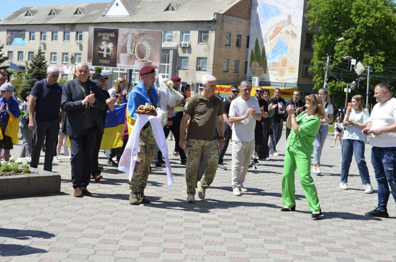 Зняв листок з «Дерева надії»: у Звенигородці зустріли захисника після …