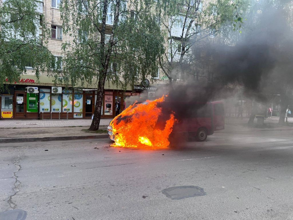 Зранку на Небесної Сотні у Чернівцях загорівся мікроавтобус
