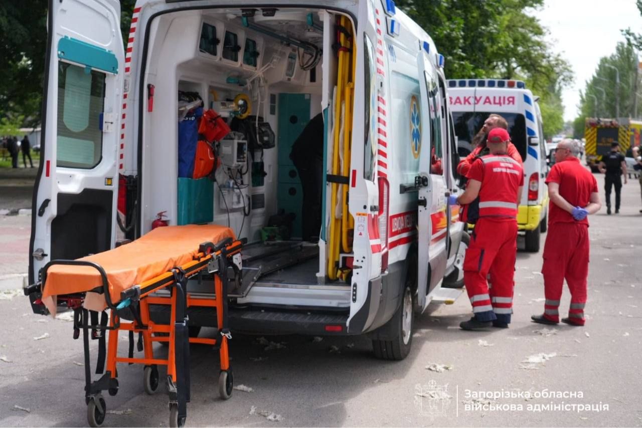 Зросла кількість поранених внаслідок удару по Запоріжжю (фото, відео)
