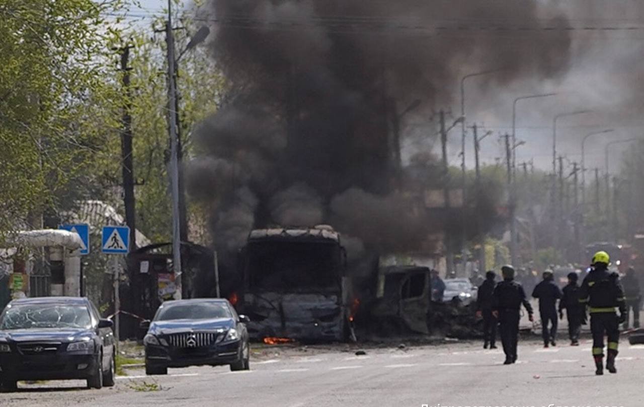 З'явились фото з місця удару в Дніпрі: кількість постраждалих зростає