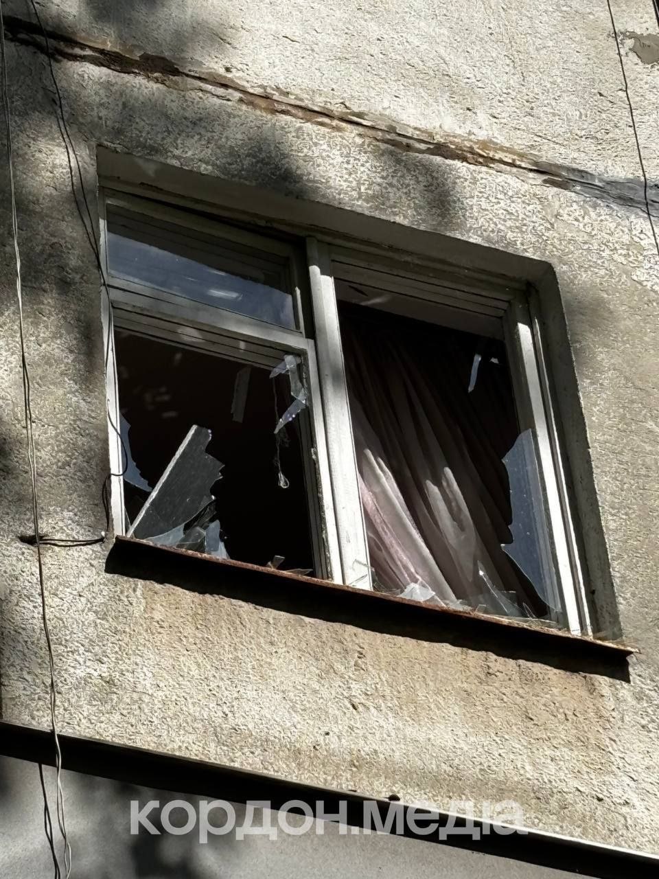 З’явилися фото наслідків влучання російського БпЛА в Сумах (фото)