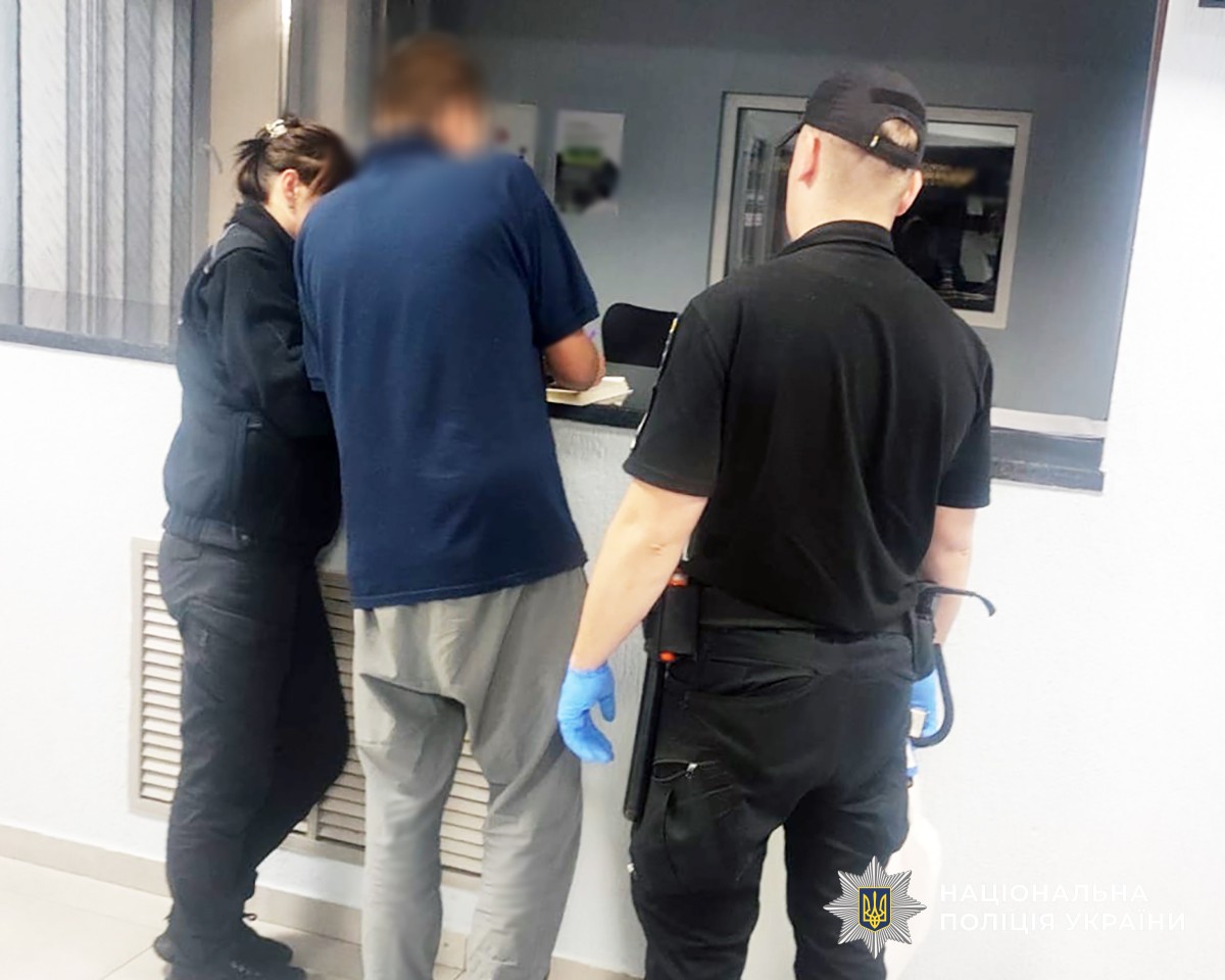 Зірвав з шиї золотий ланцюжок: житомирські поліцейські затримали підозрюваного в …