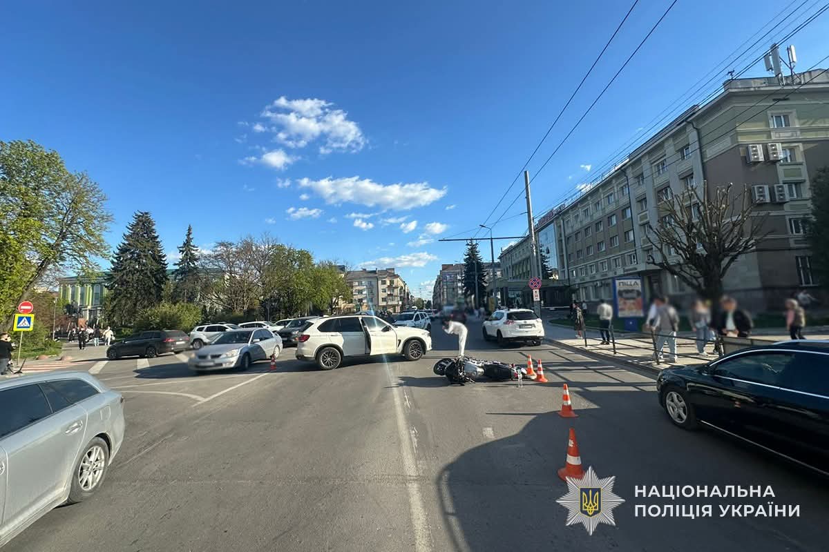 Зіткнення на Замковій: у Тернополі BMW протаранив мотоцикл