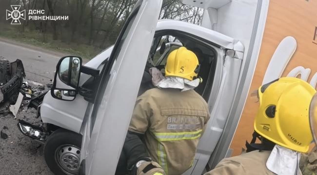 ДТП на Київ — Чоп: рятувальники деблокували водія з понівеченої …