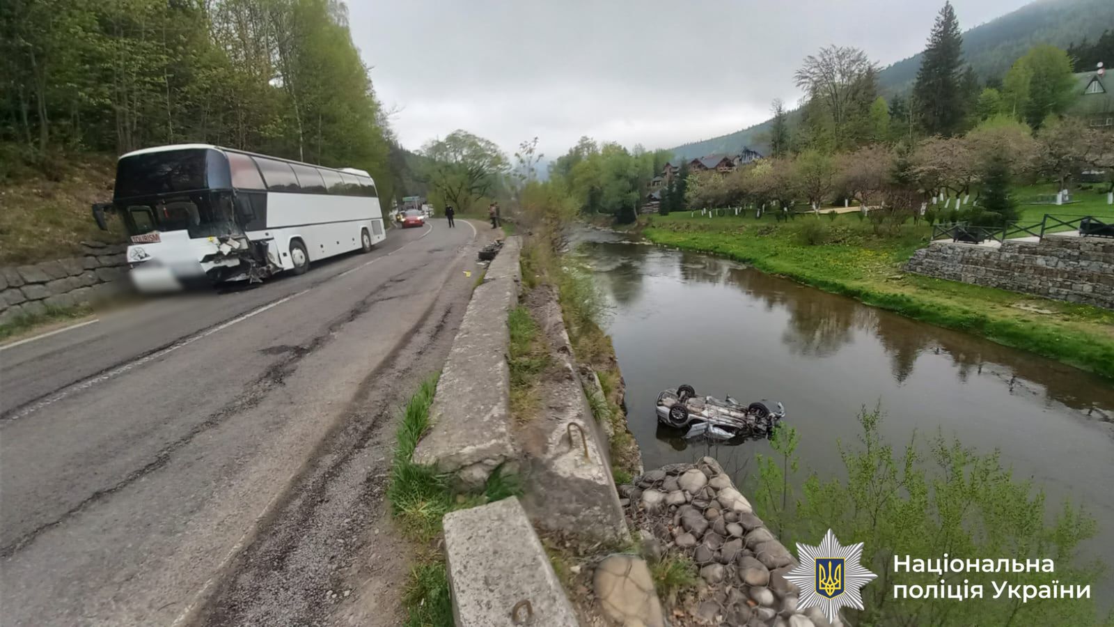 Зіткнувся з туристичним автобусом: деталі ДТП з автомобілем у річці …