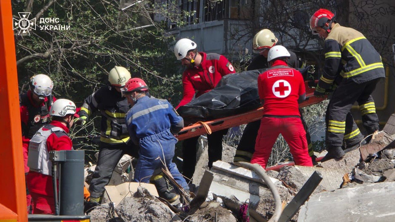 З-під завалів у Києві дістали тіло третьої жертви обстрілу
