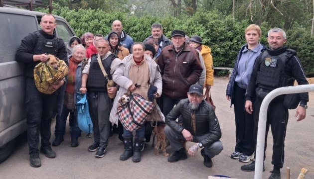 З Берислава на Херсонщині евакуювали з-під обстрілів 15 цивільних