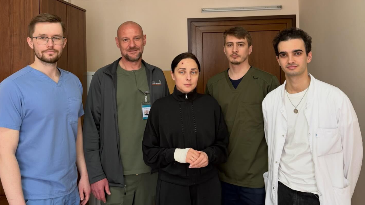 З лікарень виписали матір з сином, що були поранені під …