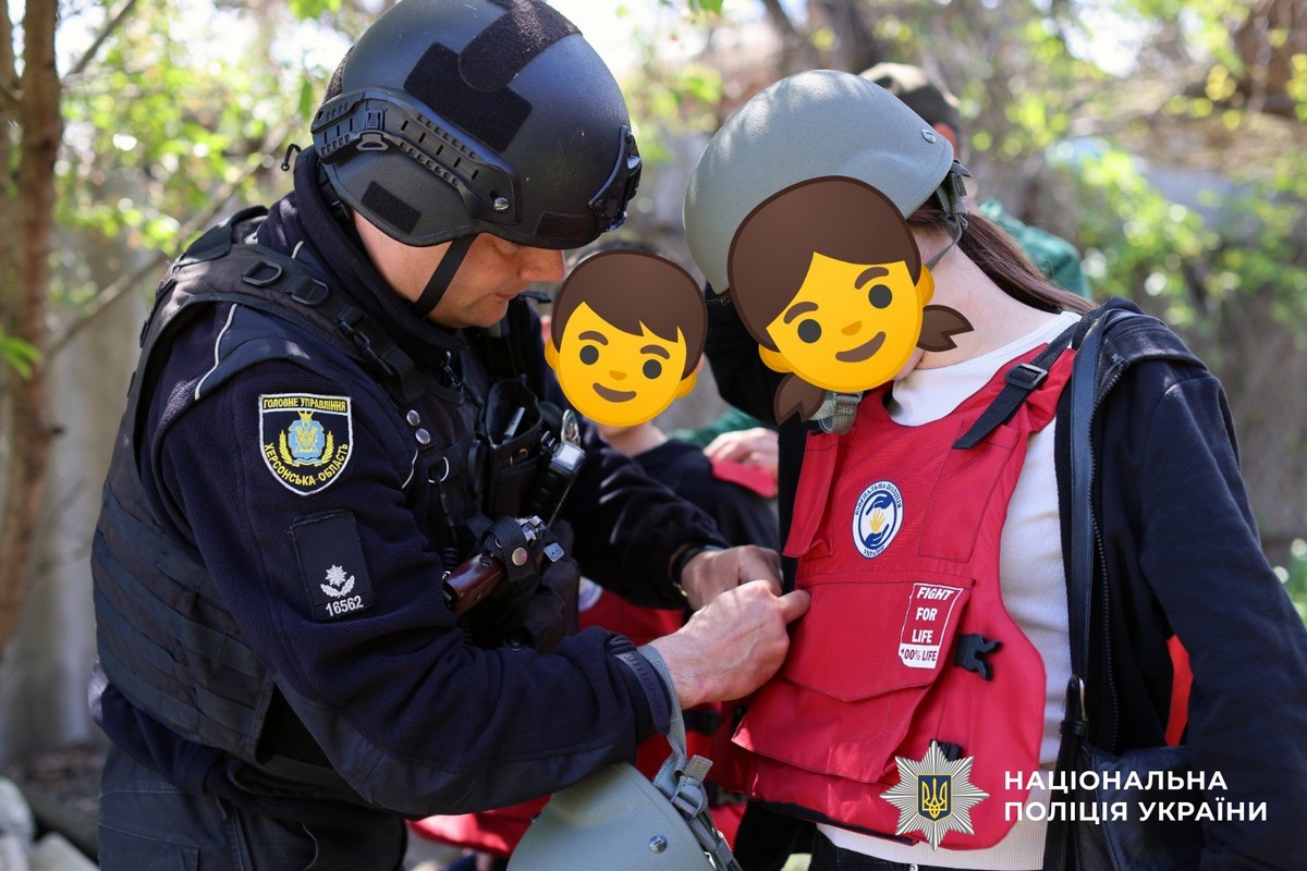 З передмістя Херсона евакуювали жінку з двома дітьми