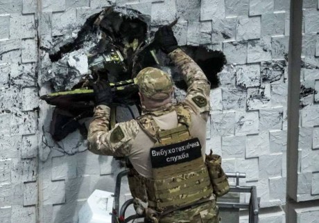 З 24-поверхового будинку в Одесі зняли бойову частину безпілотника “шахед” …