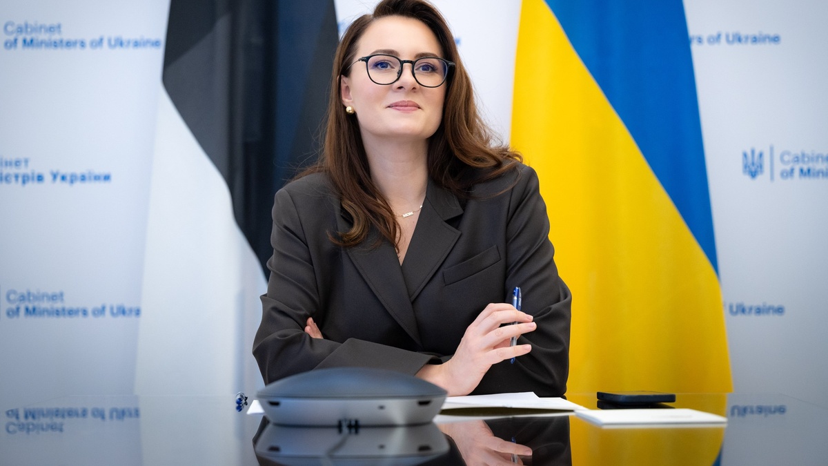 Кабмін скасував обмеження на виїзд за кордон для всіх жінок …
