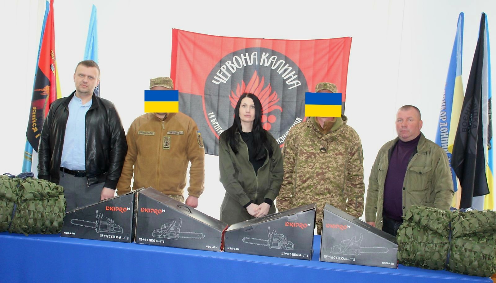 Калинівська громада передала військовим бензопили для облаштування позицій