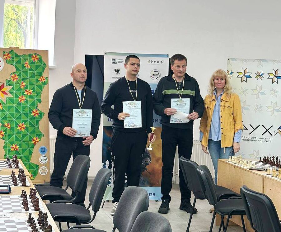 Калушанин Олександр Рідзель здобув перемогу на обласному шаховому турнірі для …
