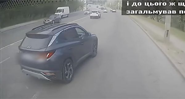 Камери зняли, як у Миколаєві Hyundai Tucson підрізав повний тролейбус: …