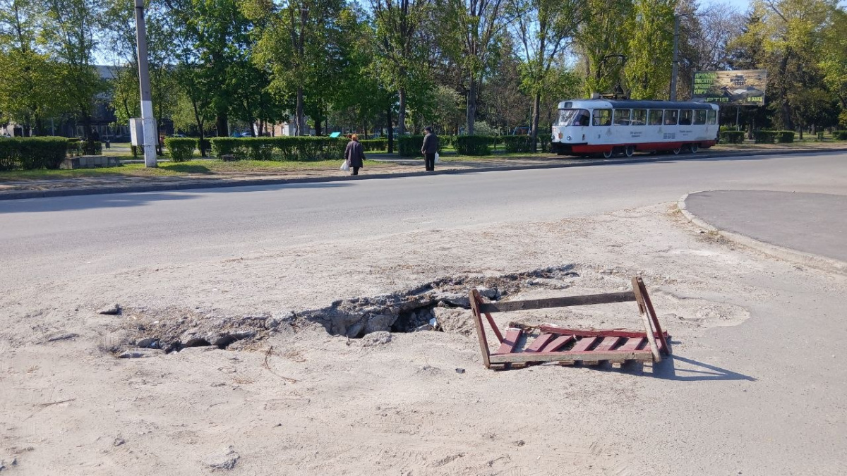 Кам’янське йде під землю: на проспекті Свободи утворилося небезпечне провалля