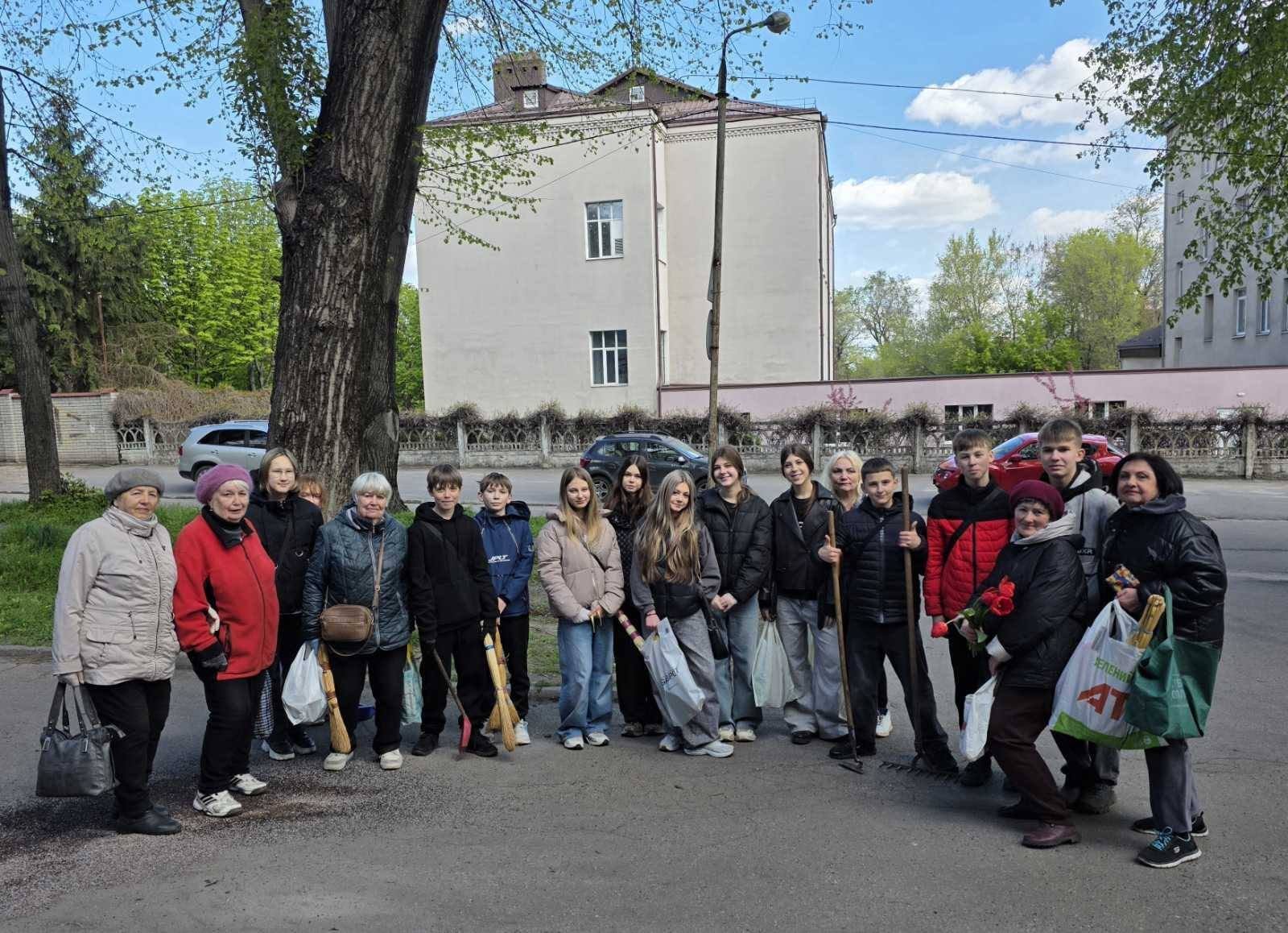 Кам’янські школярі долучилися до впорядкування території пам’ятників Другої світової війни