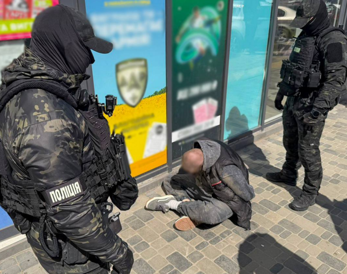 Ряса замість форми: у столиці затримали організатора ухилянтської схеми (фото)