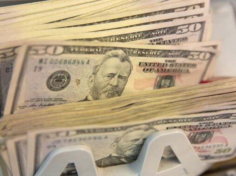 Карткові перекази у травні: які ліміти діють для переказів родичам