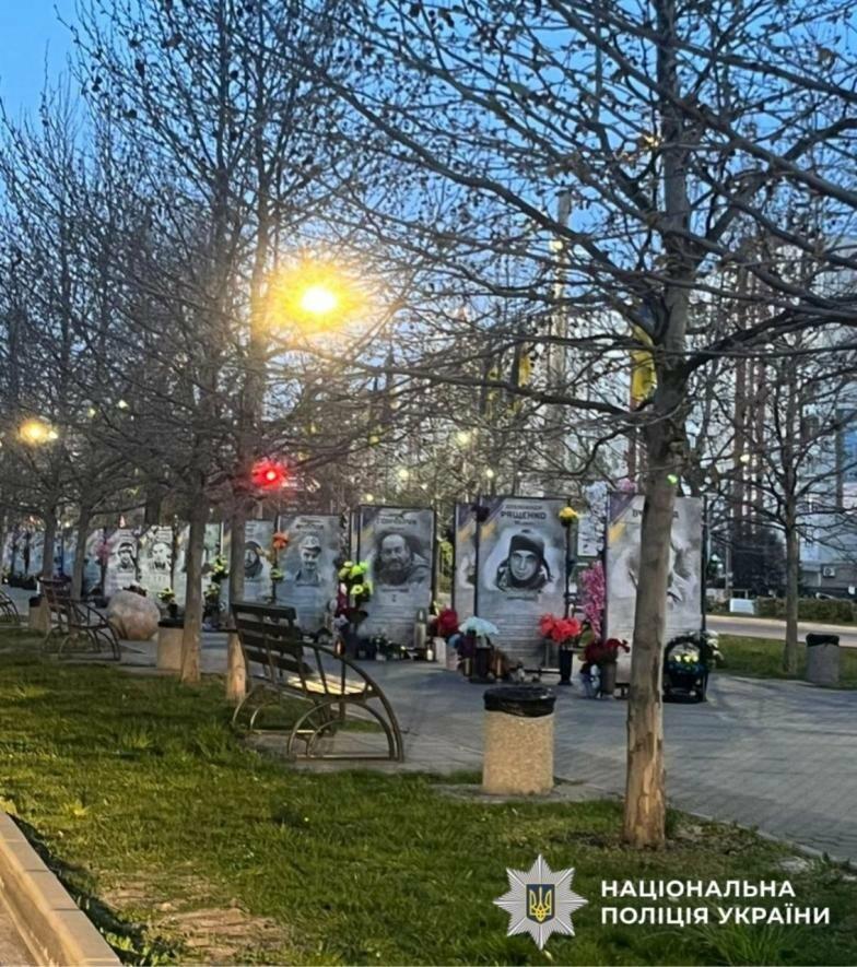 Квіти з Алеї Героїв: на Київщині затримали крадія