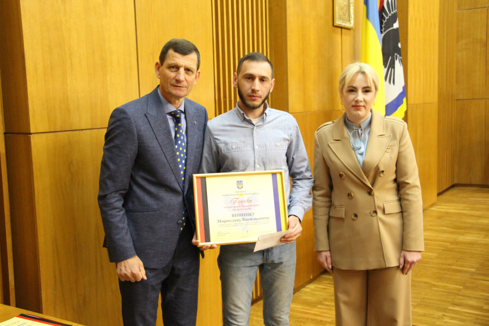 Керівник облради нагородив Мирослава Винника з Брошнів-Осади за врятування двох …