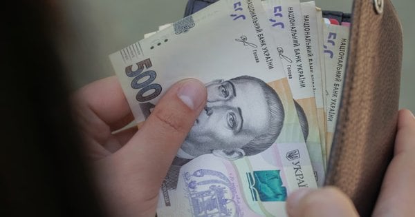 Керівниця відділення «Укрпошти» грала в онлайн-казино на пенсії закарпатців