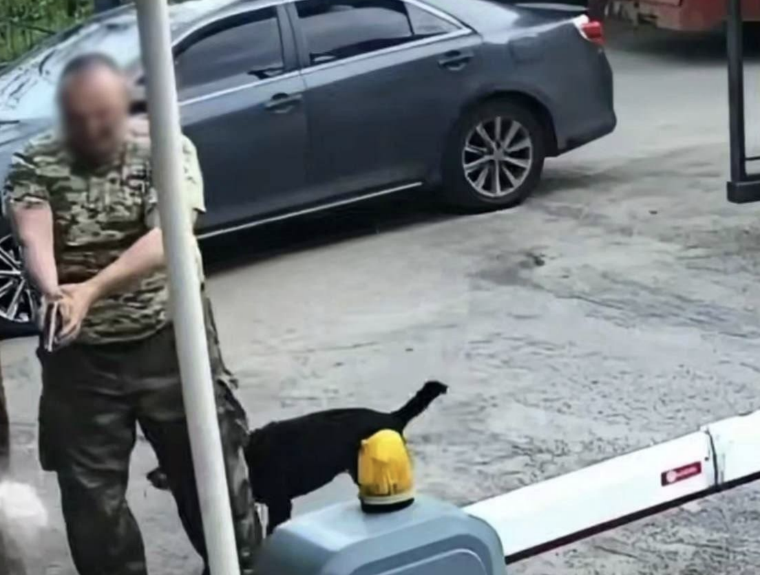 Киянин побив охоронця гаражного кооперативу та погрожував йому зброєю через …