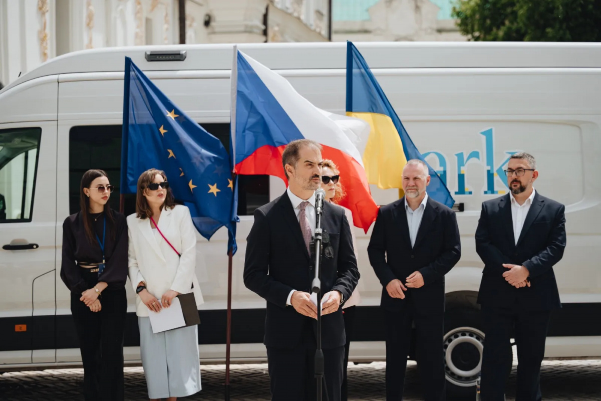 Києво-Печерська лавра отримала від Чехії пересувну цифрову станцію ARK III …