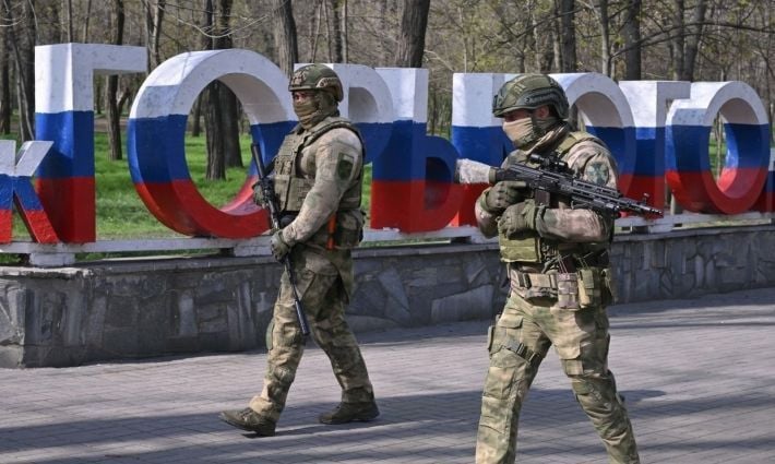 Кліщі, сміття та занепад: центральний парк в окупованому Мелітополі перетворюється …