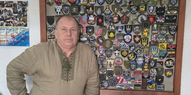 Код нації та оберіг воїна: підприємець з Хуста створює вишиванки …