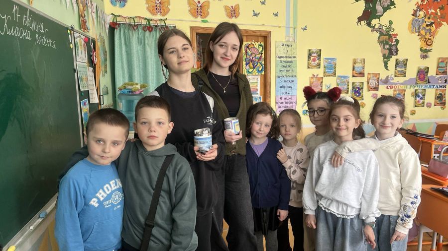 "Кожна людина — крапля добра": як ліцеїсти Калуша зібрали понад …