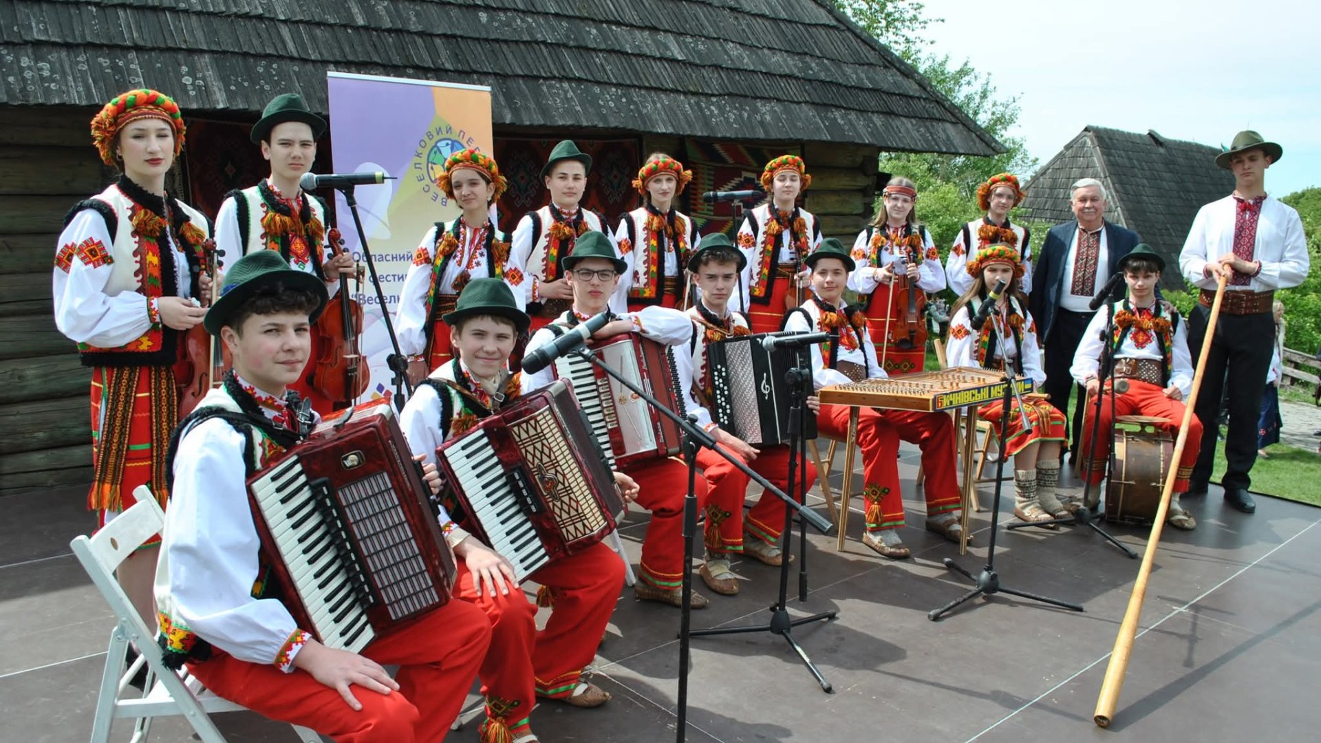 Колорит, традиції та сотні талантів: в Ужгороді прогримів «Веселковий передзвін»