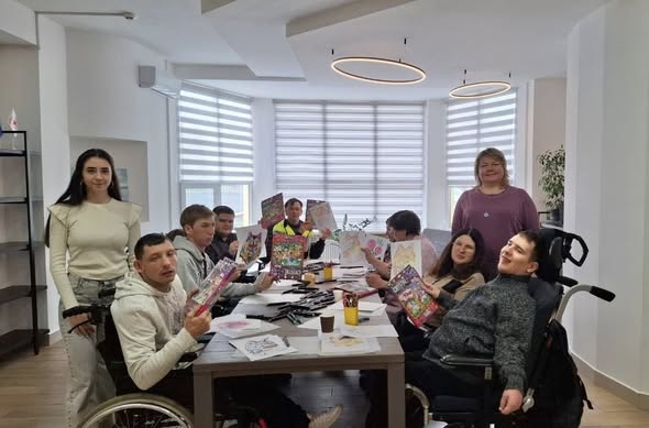 Кольори спокою: у Ладижині для людей з інвалідністю провели арттерапевтичний …
