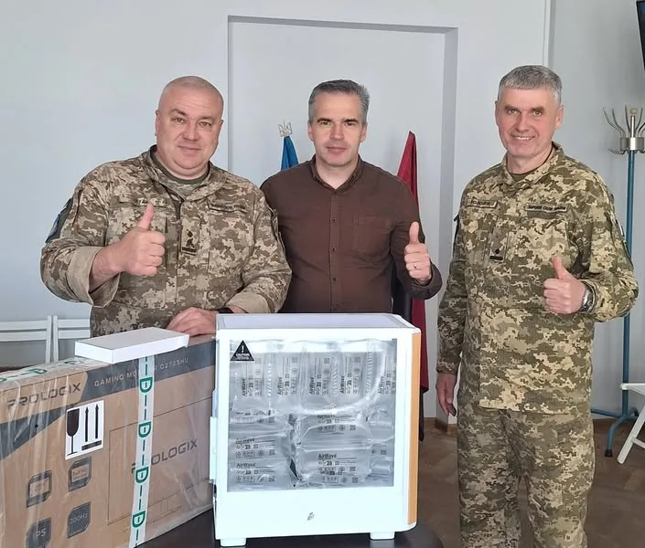 Комарнівська громада передала обладнання військовим