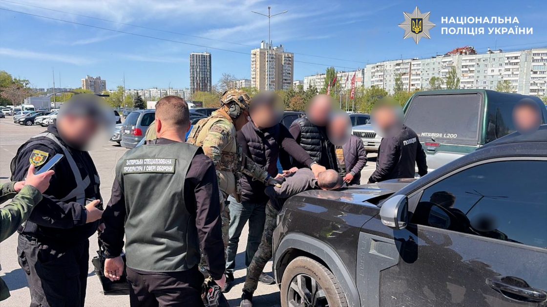 Комбата ЗСУ затримали за побори з військових: обшуки провели й …