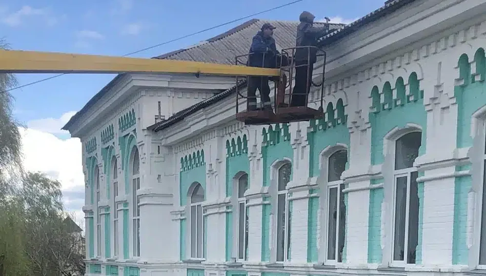 Комунальні служби Переяслава відновили покрівлю ліцею імені Івана Мазепи після …