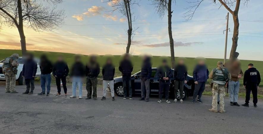 Кортеж із "ухилянтів": на Одещині затримали одразу 13 чоловіків біля …