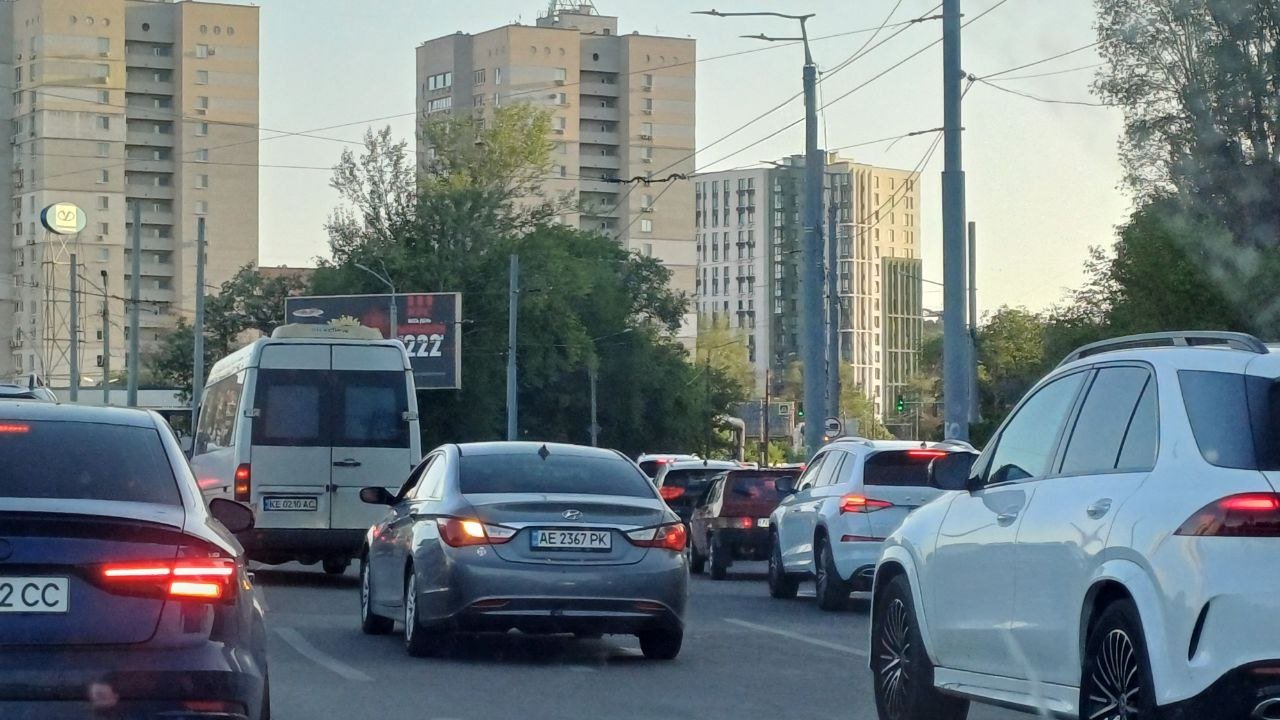 Космічна та Набережна Перемоги "стоять": у Дніпрі утворився величезний затор