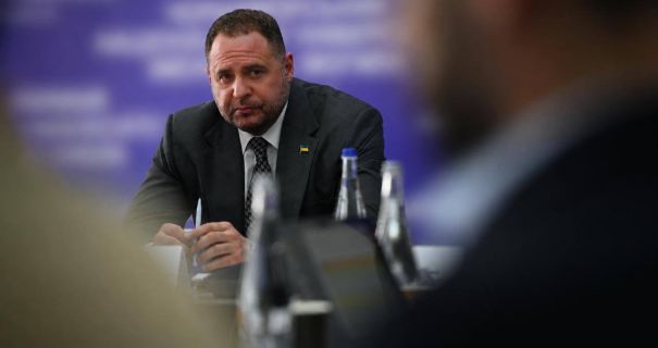 Костюм за 250 тисяч: Єрмак прийшов до суду у "лакшері" …