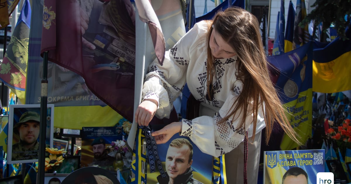 «Костюм суперлюдини». Що розповіли про свої вишиванки люди на вулицях …