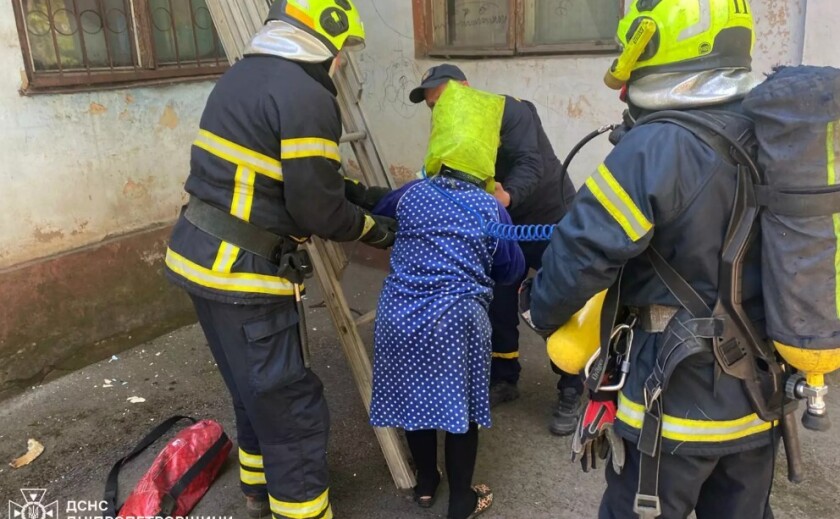 Криворізький район: рятувальники ліквідували пожежу у двоповерховому житловому будинку та …