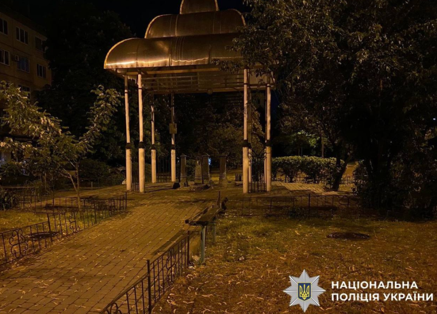 Крики в темряві: в Києві жінка гукала перехожих на допомогу