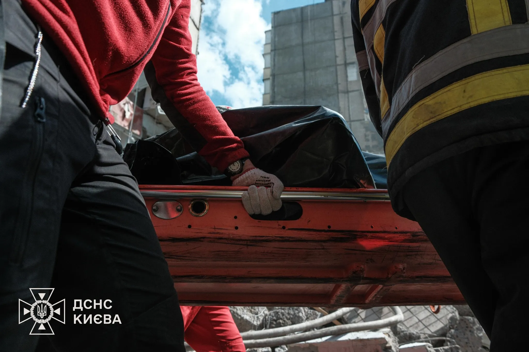 Кількість загиблих унаслідок російського удару по Києву зросла до восьми