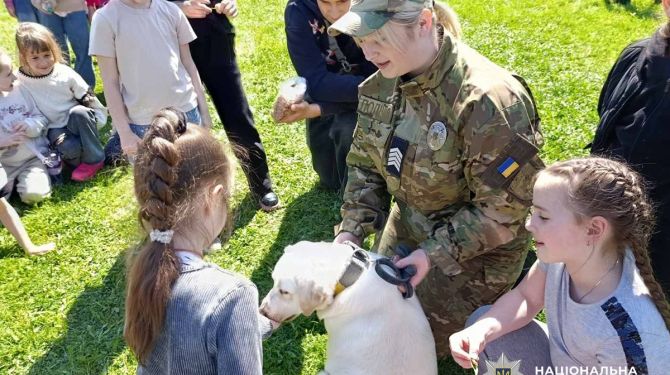 Кінологи та вибухотехніки поліції провели урок для чернівецьких школярів