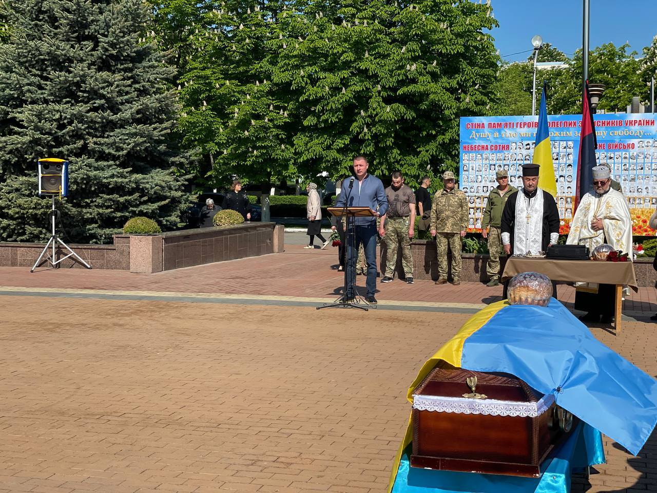 Ладижинська громада попрощалася із захисником України Віктором Урбанським