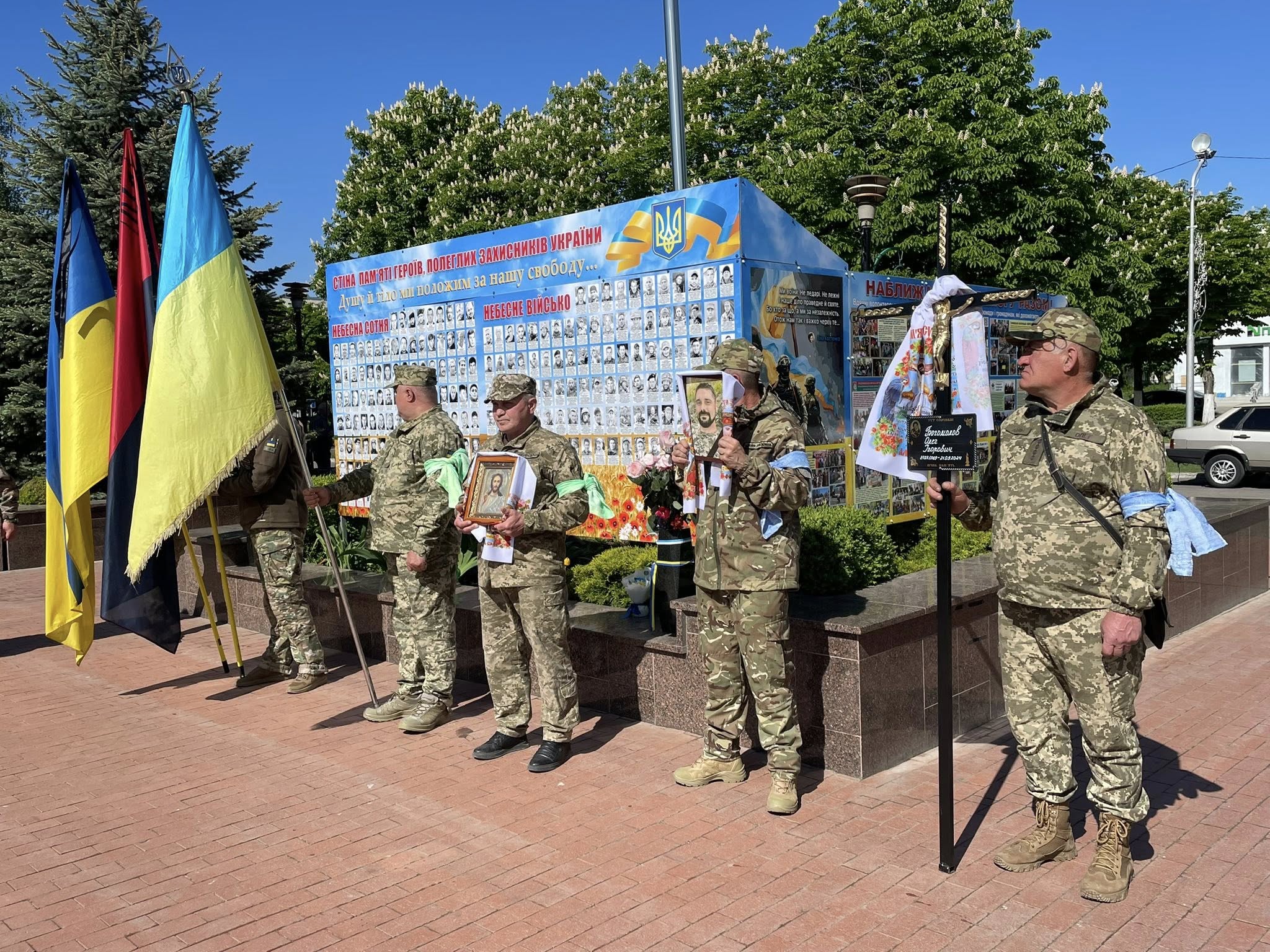 Ладижин попрощався з полеглим Захисником України Олегом Богомоловим
