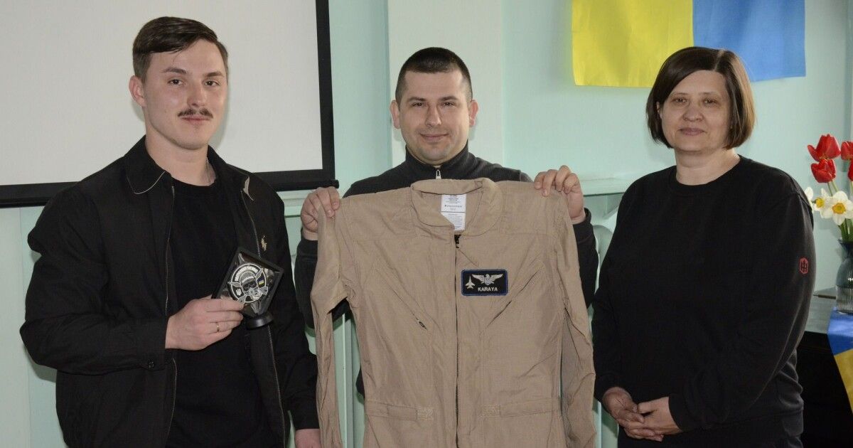 Легендарний пілот-винищувач передав музею у Луцьку свій «щасливий» комбінезон